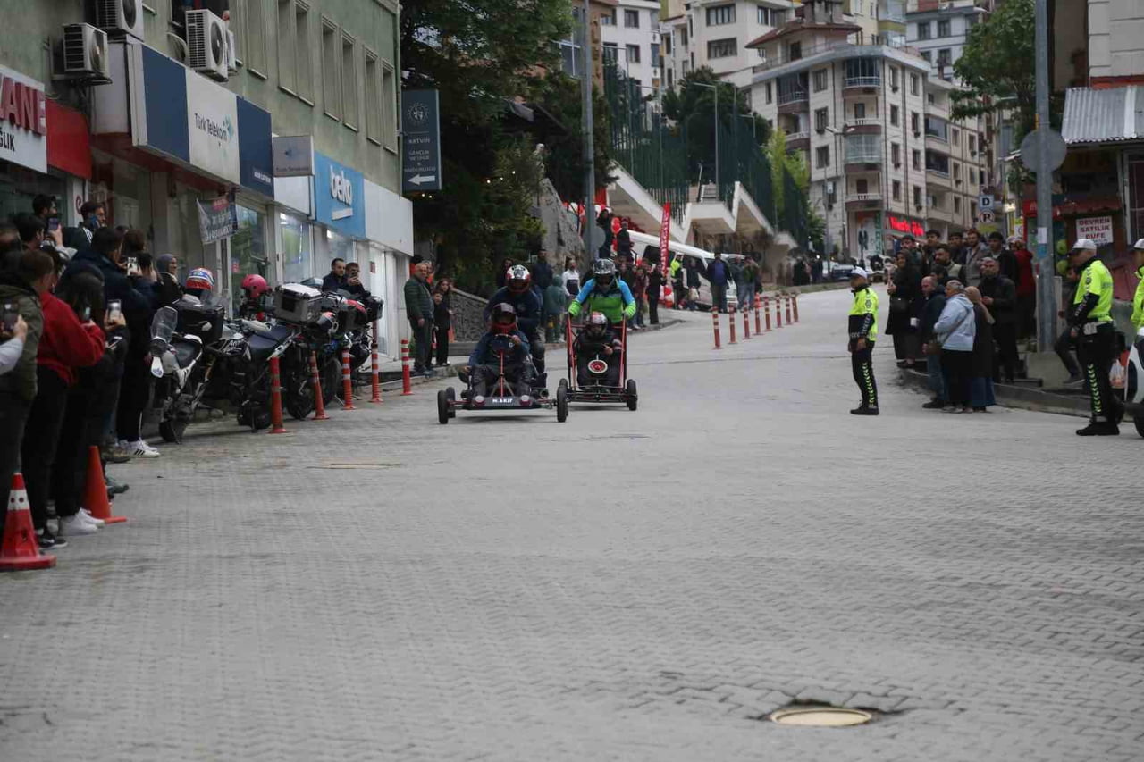 ARTVİN’DE GERİ DÖNÜŞÜME DİKKAT ÇEKMEK AMACIYLA DÜZENLENEN GRAVİTY RACER YARIŞINDA, HURDA...