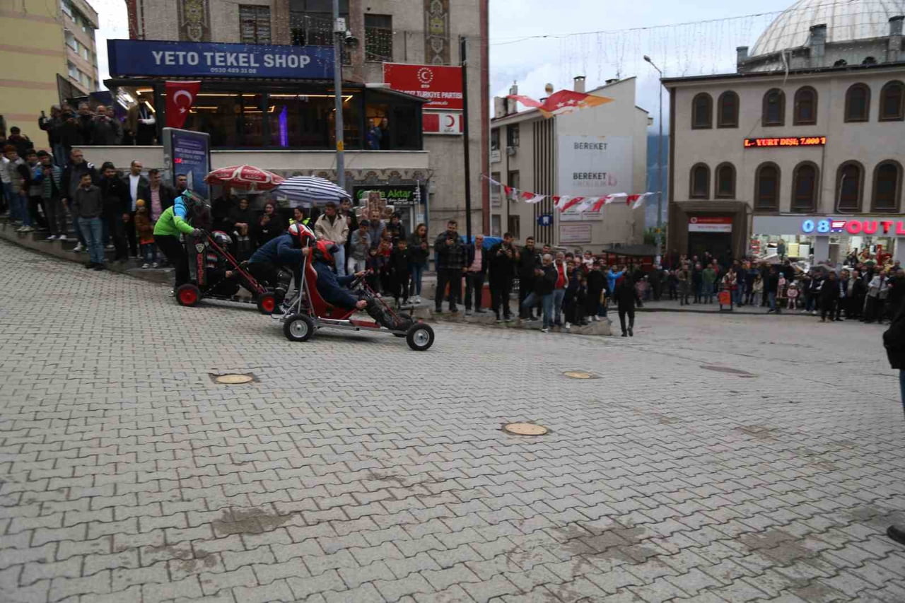 ARTVİN’DE GERİ DÖNÜŞÜME DİKKAT ÇEKMEK AMACIYLA DÜZENLENEN GRAVİTY RACER YARIŞINDA, HURDA...