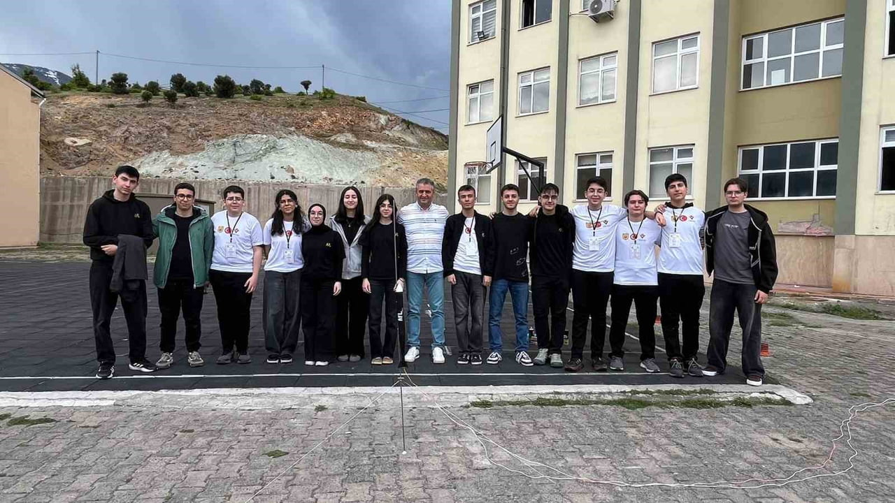 ARTVİN FEN LİSESİ ÖĞRENCİLERİNİN HAZIRLADIĞI ROKET PROJELERİ TÜBİTAK 4006 BİLİM FUARI’NDA...
