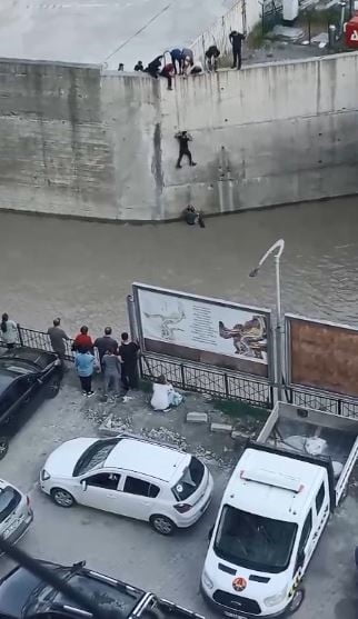 ARTVİN’İN BORÇKA İLÇESİNDE DEREYE DÜŞEREK AKINTIYA KAPILAN 11 YAŞINDAKİ ÇOCUK, VATANDAŞLARIN...