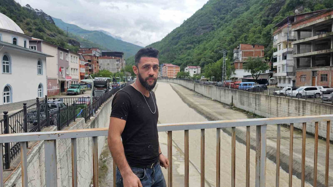 ARTVİN’İN BORÇKA İLÇESİNDE DEREYE DÜŞEREK AKINTIYA KAPILAN 11 YAŞINDAKİ E.Y.’Yİ, VATANDAŞLAR...