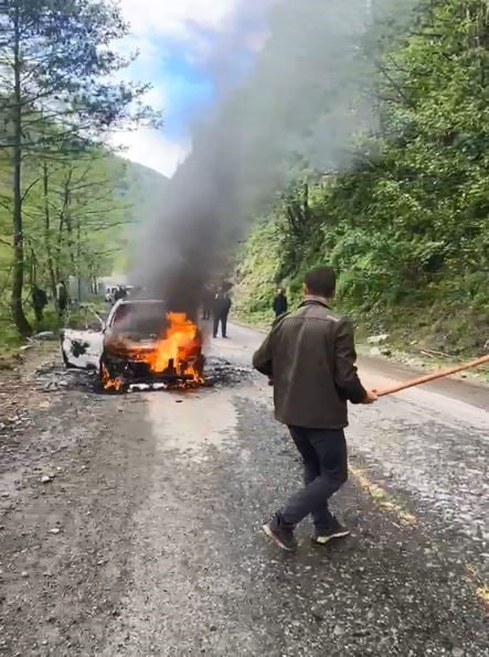 ARTVİN’İN BORÇKA İLÇESİNDE SEYİR HALİNDEYKEN MOTOR KISMINDAN ALEV ALAN OTOMOBİL KISA SÜREDE...