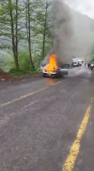 ARTVİN’İN BORÇKA İLÇESİNDE SEYİR HALİNDEYKEN MOTOR KISMINDAN ALEV ALAN OTOMOBİL KISA SÜREDE...
