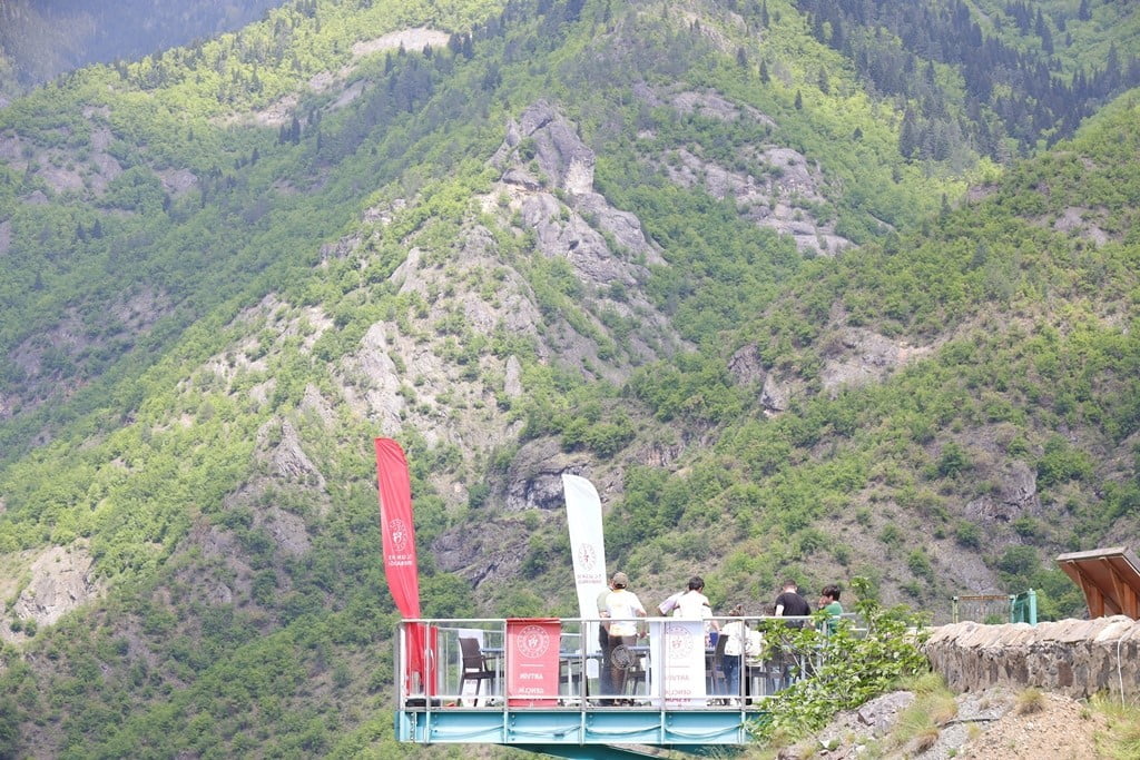 ARTVİN’İN HATİLA VADİSİ MİLLİ PARKI’NDAKİ CAM TERAS’TA DÜZENLENEN SATRANÇ TURNUVASINDA GENÇ...