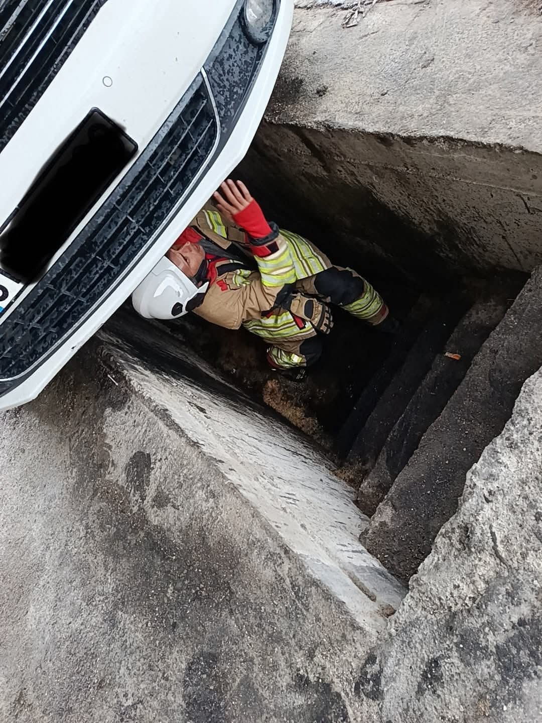 ASA ARSUZ’DA MOTOR BLOĞUNA SIKIŞAN YAVRU KEDİLER İTFAİYE EKİPLERİ TARAFINDAN KURTARILDI...