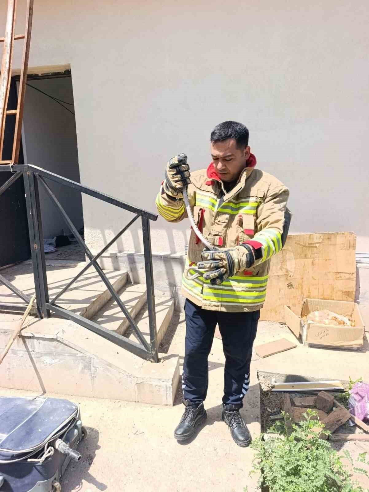ASA HATAY’DA EVE GİREN 1 YILANI İTFAİYE YAKALADI (FOTOĞRAFLI) CEMAL KILINÇ HATAY (İHA) - HATAY’DA...