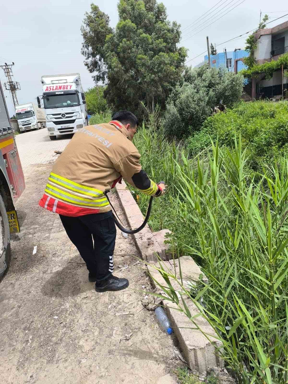 ASA HATAY’DA EVE GİREN 1 YILANI İTFAİYE YAKALADI (FOTOĞRAFLI) CEMAL KILINÇ HATAY (İHA) - HATAY’DA...