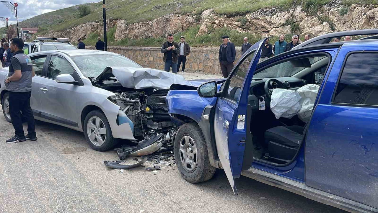 ASA KAFA KAFAYA ÇARPIŞTILAR, 8 KİŞİ YARALANDI (GÖRÜNTÜLÜ-FOTOĞRAFLI) TUFAN ÖZYAŞIN-SANCAR ALP...