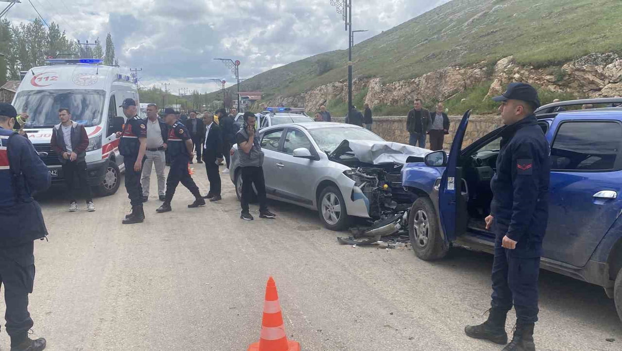 ASA KAFA KAFAYA ÇARPIŞTILAR, 8 KİŞİ YARALANDI (GÖRÜNTÜLÜ-FOTOĞRAFLI) TUFAN ÖZYAŞIN-SANCAR ALP...
