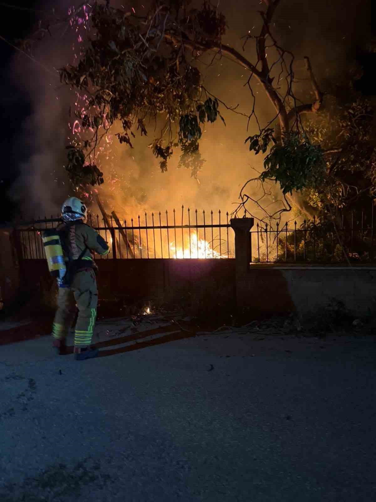 ASA SAMANDAĞ'DA BAHÇE YANGINI (FOTOĞRAFLI) CEMAL KILINÇ HATAY (İHA) - HATAY'IN SAMANDAĞ İLÇESİNDE...