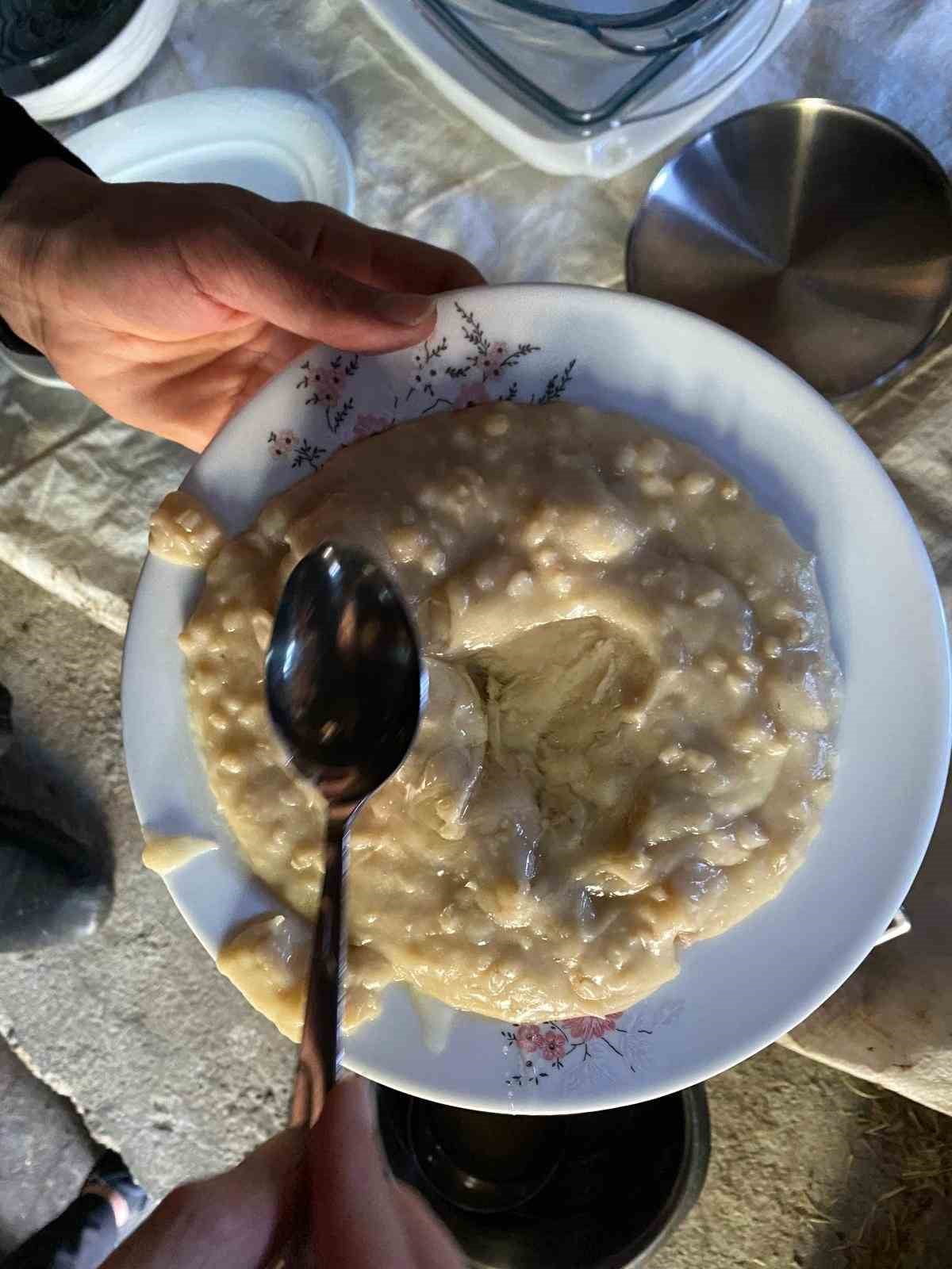 AŞAĞI GÖÇMEZ KÖYÜNDE BÜYÜK KAZANLARDA SAATLERCE PİŞİRİLEN HALİSE, BAYRAM SABAHI YÜZLERCE KİŞİYE...