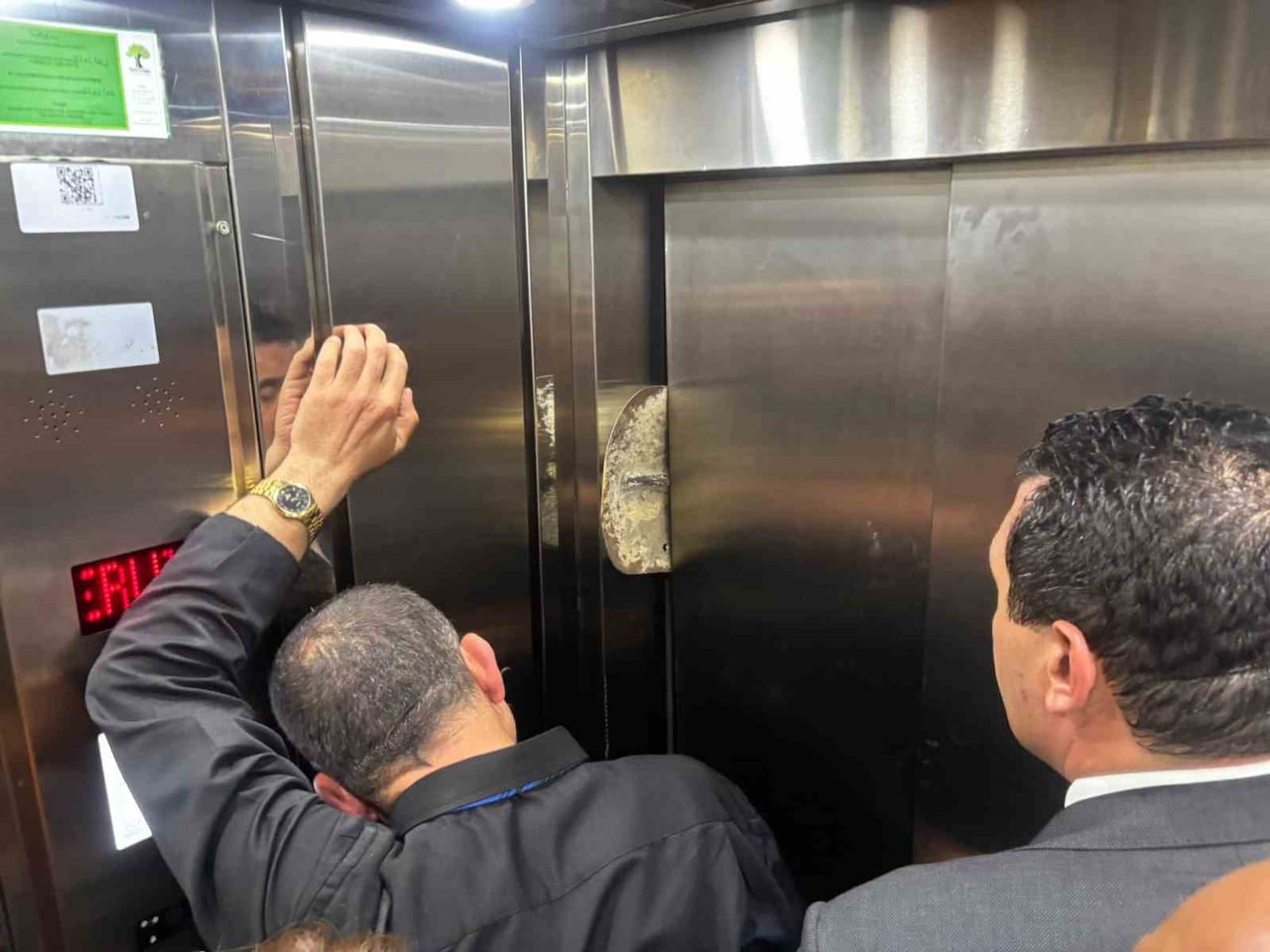 AŞIRI YÜKLENME UYARISI VEREN ASANSÖRDE YAKLAŞIK YARIM SAAT MAHSUR KALAN CHP HEYETİ, SERVİSİNİN...