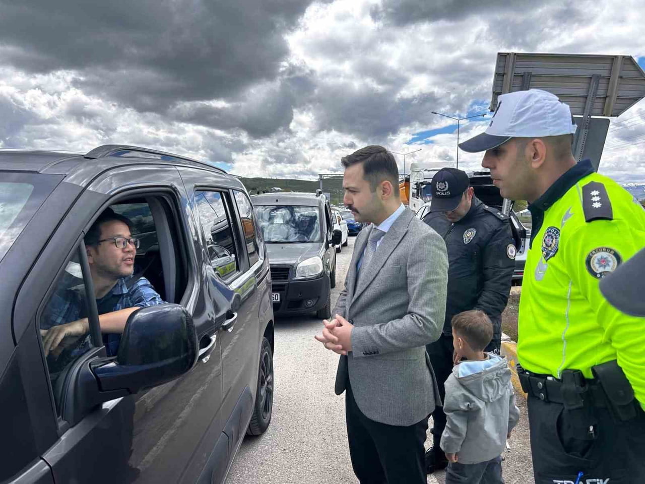AŞKALE İLÇE KAYMAKAMI EMRE OĞUZTÜRK, ERZİNCAN-ERZURUM VE BAYBURT-ERZURUM KARAYOLLARI ÜZERİNDEKİ...