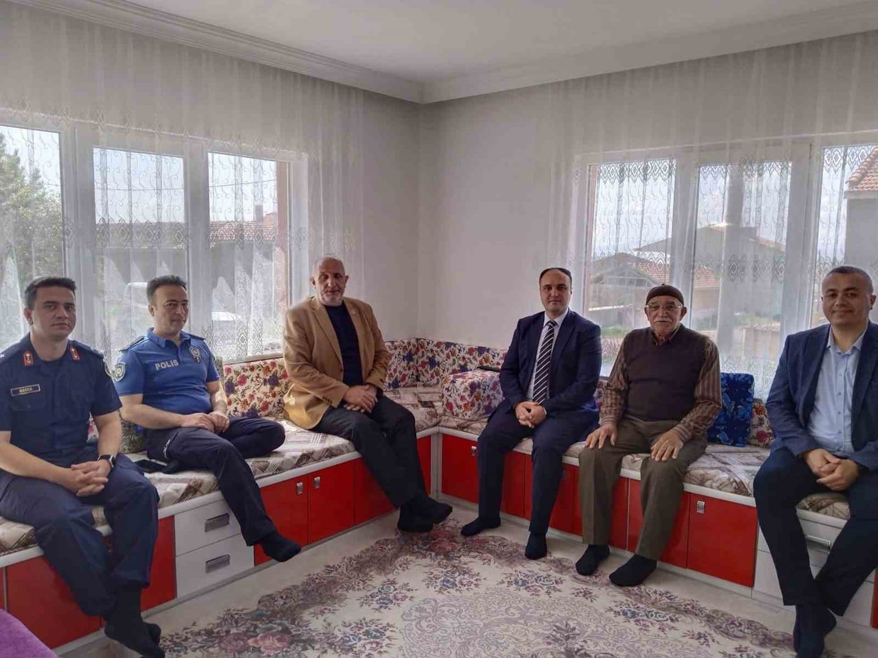 ASLANAPA'DA ŞEHİT AİLELERİ VE GAZİLERE BAYRAM ZİYARETİ