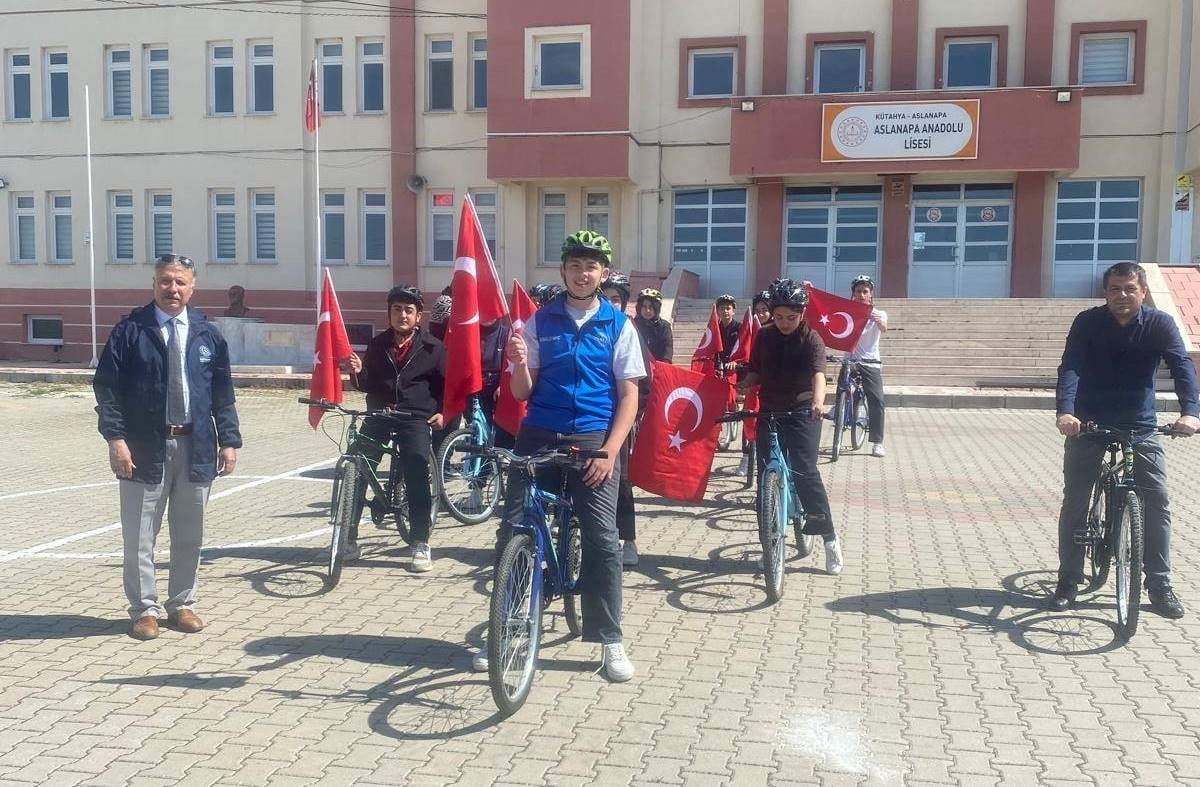 ASLANAPA’DA BİSİKLET TURU DÜZENLENDİ