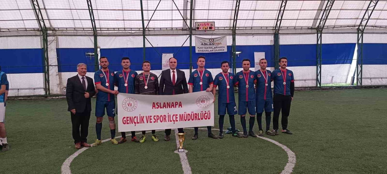 ASLANAPA’DA KURUMLAR ARASI FUTBOL TURNUVASI TAMAMLANDI