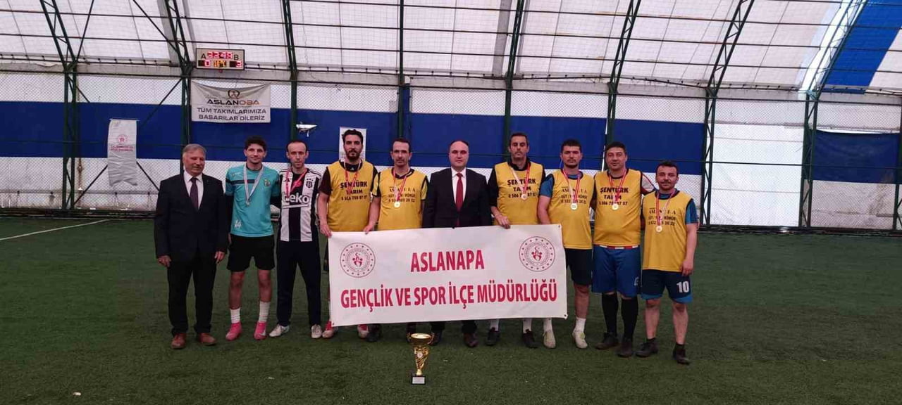 ASLANAPA’DA KURUMLAR ARASI FUTBOL TURNUVASI TAMAMLANDI