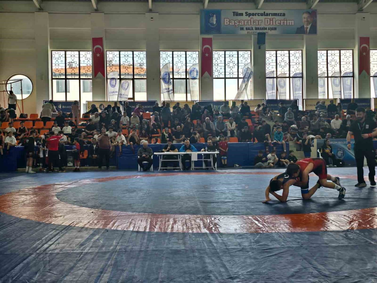ATA SPORUNA YAKIŞIR GÖRÜNTÜLERE SAHNE OLAN GÜREŞ MÜSABAKALARINDA SPORCULAR PERFORMANSLARIYLA...