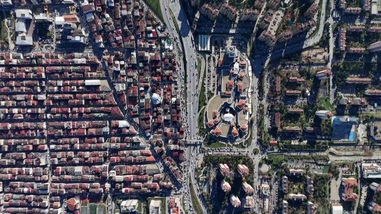 ATAKENT MAHALLESİ’NDE YÜKSELEN MODERN SİTE YAŞAMI İLE ATATÜRK MAHALLESİ’NİN DAR SOKAKLI VE SIKIŞIK...