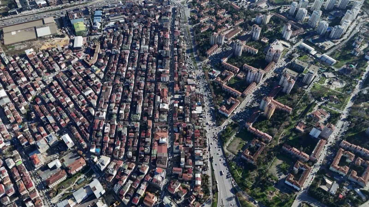 ATAKENT MAHALLESİ’NDE YÜKSELEN MODERN SİTE YAŞAMI İLE ATATÜRK MAHALLESİ’NİN DAR SOKAKLI VE SIKIŞIK...