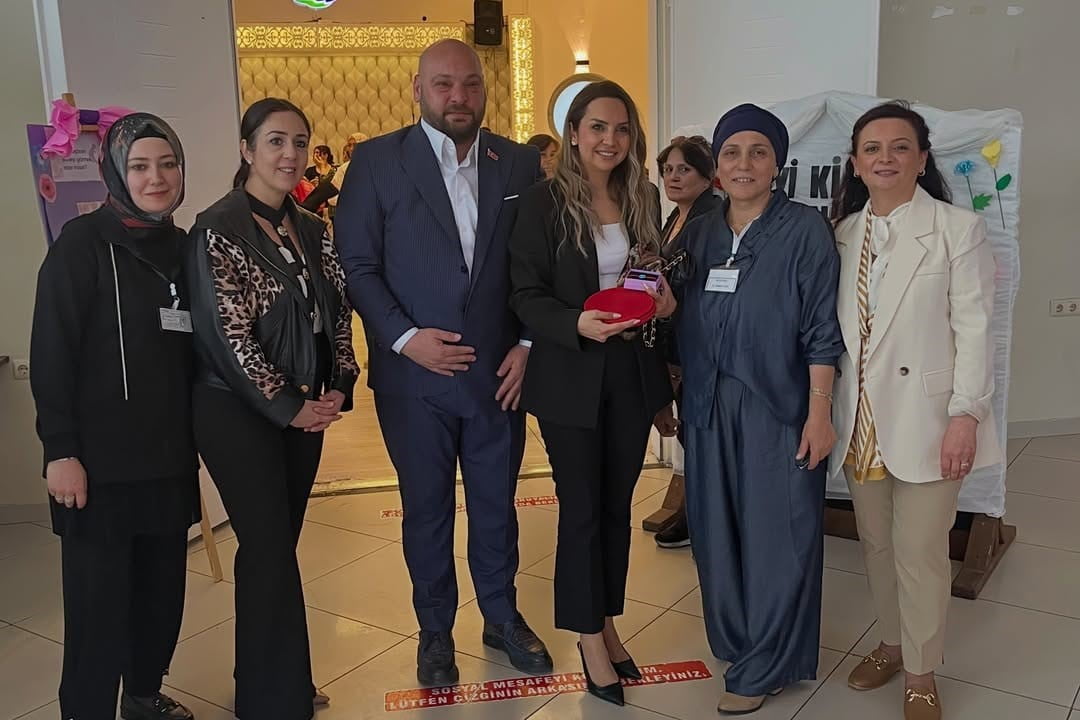 ATAKUM BELEDİYE BAŞKANI SERHAT TÜRKEL, PROGRAMDA ANNELERLE BİR ARAYA GELEREK BİR SÜRE SOHBET...