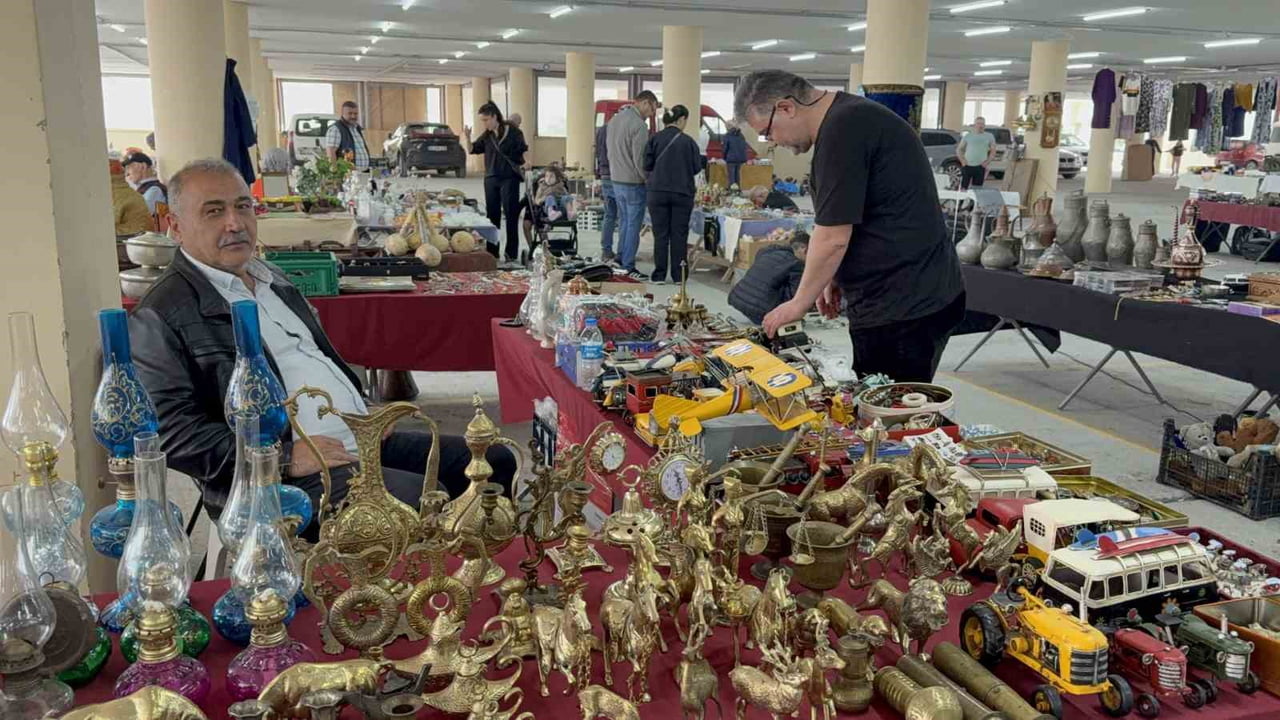 ATAKUM İLÇESİNDE HER HAFTA CUMARTESİ GÜNÜ KURULAN ANTİKA PAZARI, NOSTALJİ MERAKLILARINI BİR ARAYA...
