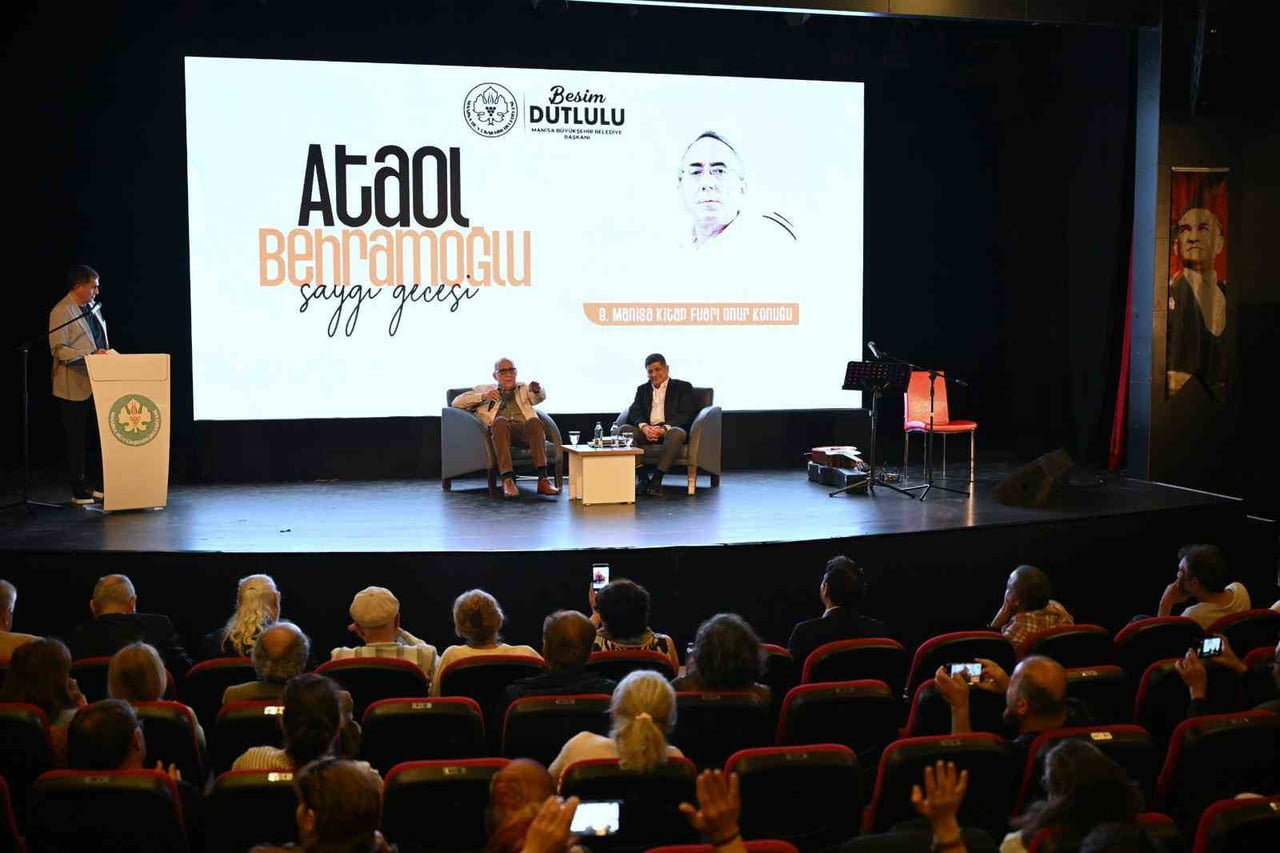 ATAOL BEHRAMOĞLU, "SAYGI GECESİ" PROGRAMI KAPSAMINDA MANİSALILARLA BULUŞTU.