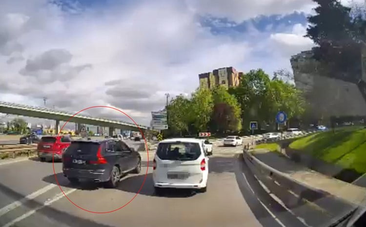 ATAŞEHİR’DE TRAFİĞİ TEHLİKEYE DÜŞÜREREK TARALI ALANDAN KAYNAK YAPARAK DİĞER ARAÇLARIN ÖNÜNE...