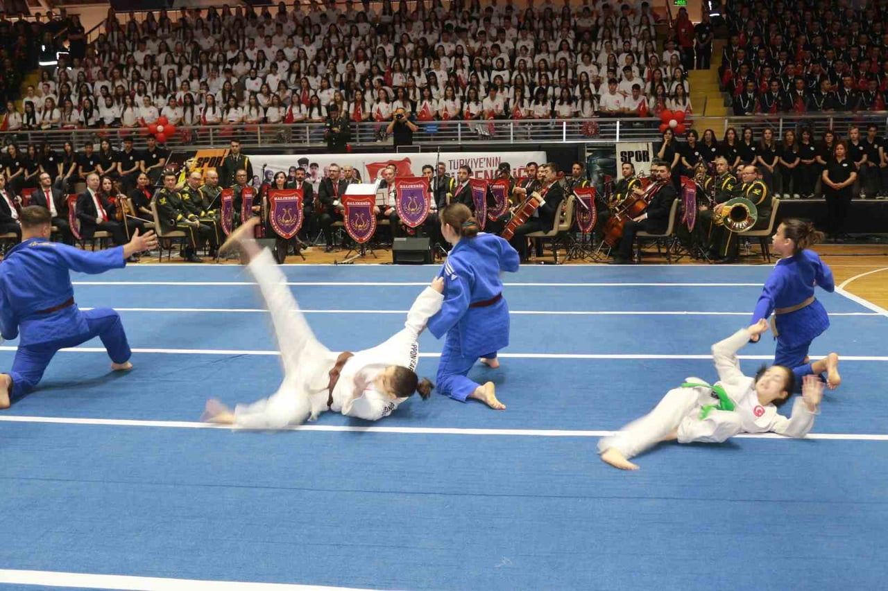 ATATÜRK'Ü ANMA, GENÇLİK VE SPOR BAYRAMI COŞKUYLA KUTLANDI