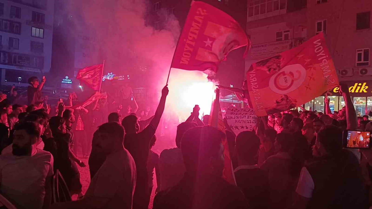 ATATÜRK BULVARI, RABİA MEYDANI'NDA BULUŞAN BİNLERCE TARAFTAR, ELLERİNDE MEŞALELERLE KUTLAMA...