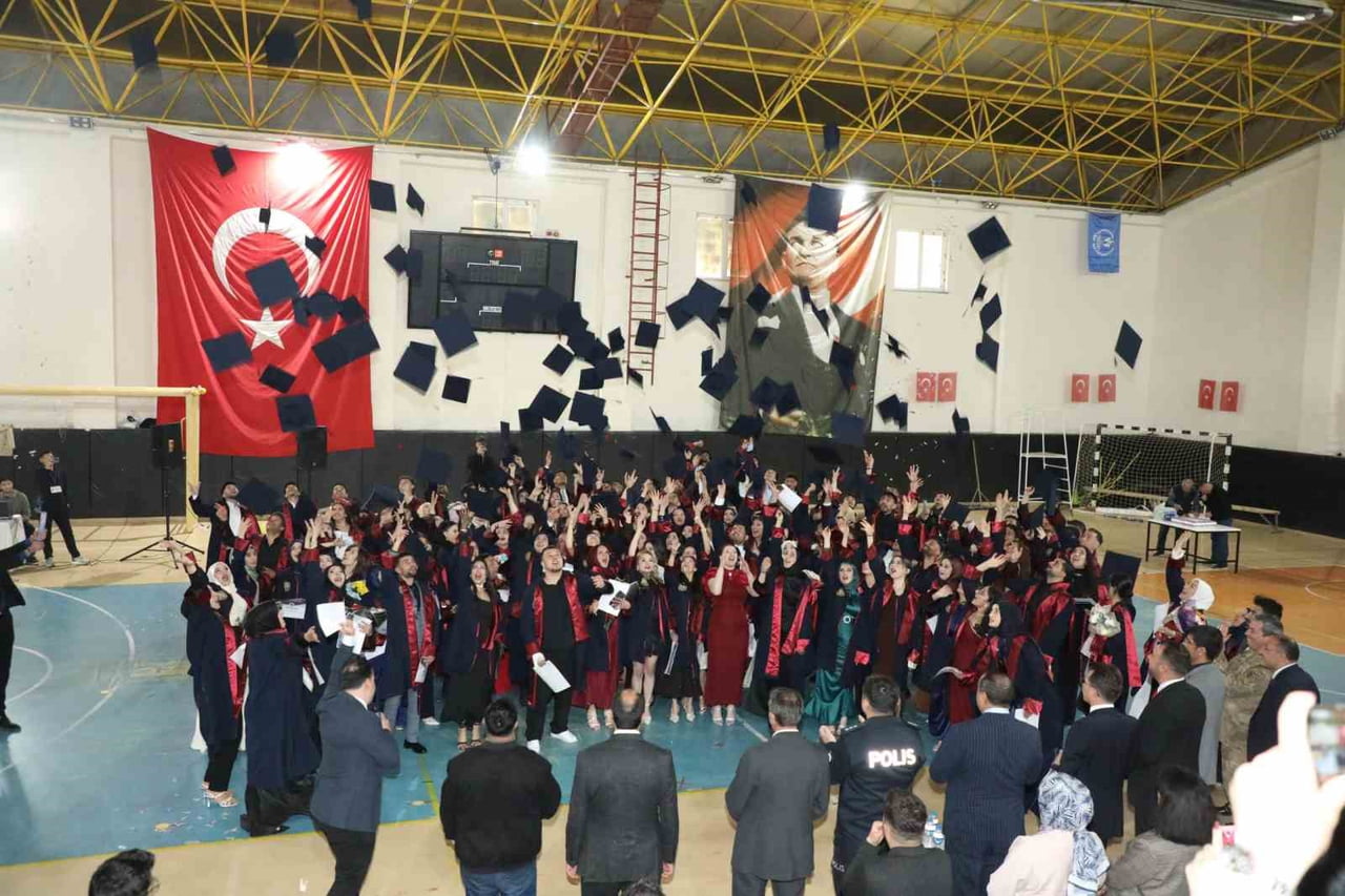 ATATÜRK ÜNİVERSİTESİ NARMAN MESLEK YÜKSEKOKULU’NDA MEZUNİYET HEYECANI YAŞANDI. NARMAN KAPALI SPOR...
