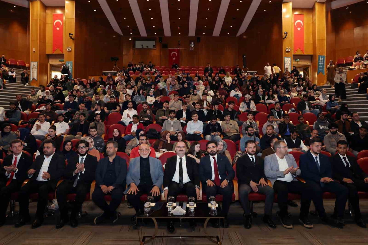 ATATÜRK ÜNİVERSİTESİ REKTÖRÜ PROF. DR. AHMET HACIMÜFTÜOĞLU, TÜRKİYE GENÇLİK VAKFI (TÜGVA) ERZURUM...
