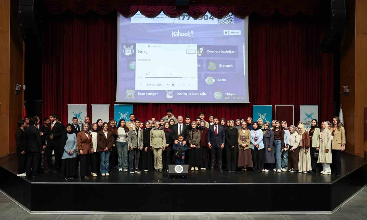 ATATÜRK ÜNİVERSİTESİ REKTÖRÜ PROF. DR. AHMET HACIMÜFTÜOĞLU, TÜRKİYE GENÇLİK VAKFI (TÜGVA) ERZURUM...