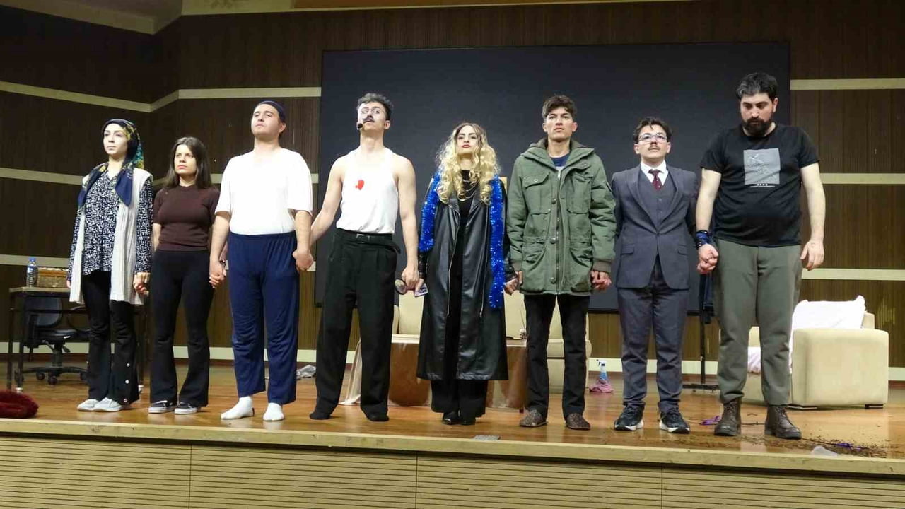 ATATÜRK ÜNİVERSİTESİ ZİRAAT FAKÜLTESİ ÖĞRENCİLERİ TARAFINDAN SAHNELENEN "SON HASAT" ADLI TİYATRO...