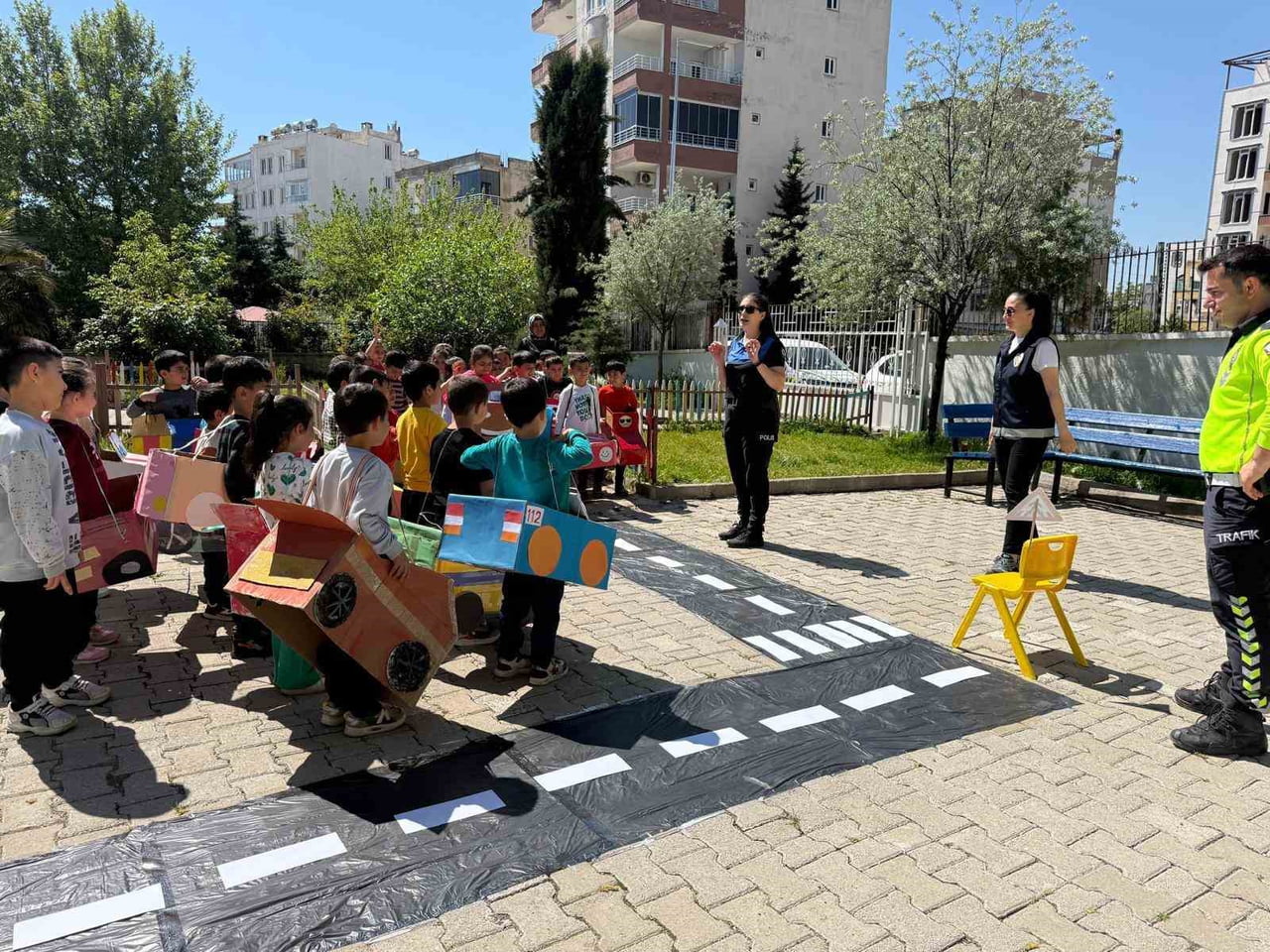 ATIKLARDAN ARAÇ YAPTILAR, TRAFİĞİ UYGULAMALI ÖĞRENDİLER