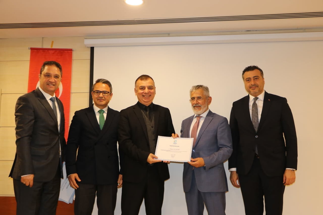 ATÖLYE KAPSAMINDA KATILIMCILAR, 15 TEMMUZ SÜRECİNDE ATILAN MANŞETLERİ İNCELEYEREK HABERCİLİK DİLİ...
