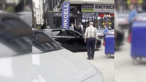 Avcılar'da ilginç kavga müdahalesi: Taraflar ayrılmayınca kavga eden şahsı taşıyıp...