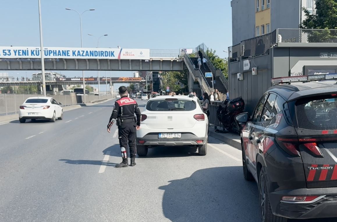 AVCILAR’DA BİR OTOMOBİL MOTOSİKLETLİYE ÇARPTI. ÇARPMANIN ETKİSİYLE SAVRULAN MOTOR, BARİYERLERE...