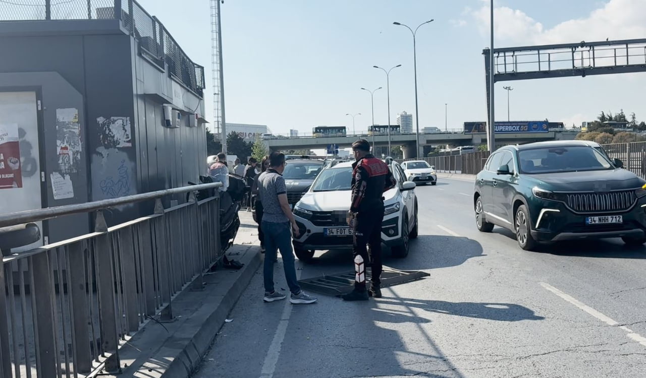AVCILAR’DA BİR OTOMOBİL MOTOSİKLETLİYE ÇARPTI. ÇARPMANIN ETKİSİYLE SAVRULAN MOTOR, BARİYERLERE...