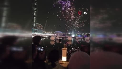 Avustralya'nın Sydney kentinde ışık festivali sırasında 89 dron suya düştü.