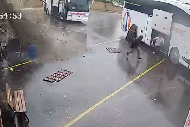 AYBASTI İLÇESİNDEKİ OTOGARDA YAŞANAN HEYELAN GÜVENLİK KAMERASINA YANSIDI