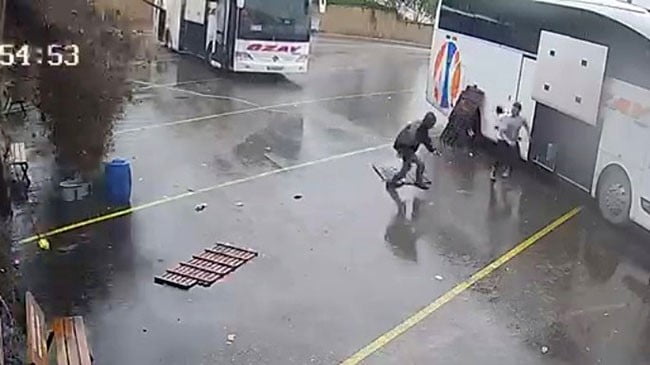 AYBASTI İLÇESİNDEKİ OTOGARDA YAŞANAN HEYELAN GÜVENLİK KAMERASINA YANSIDI