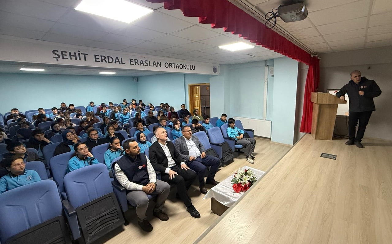 AYBURT’TA ÖĞRENCİLERE SIFIR ATIK VE ÇEVRE BİLİNCİ ANLATILDI