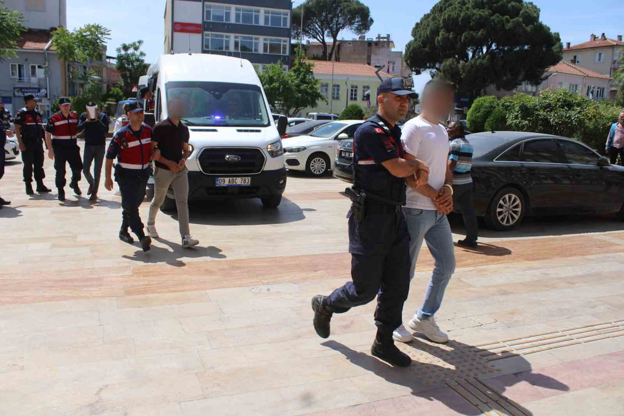 AYDIN'DA JANDARMA EKİPLERİNCE GERÇEKLEŞTİRİLEN YASA DIŞI BAHİS OPERASYONU KAPSAMINDA YAKALANAN 8...