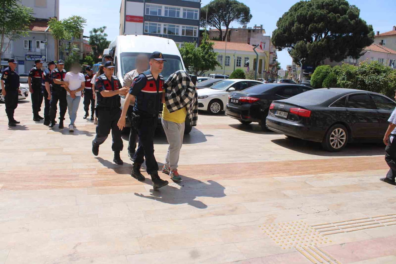 AYDIN'DA JANDARMA EKİPLERİNCE GERÇEKLEŞTİRİLEN YASA DIŞI BAHİS OPERASYONU KAPSAMINDA YAKALANAN 8...
