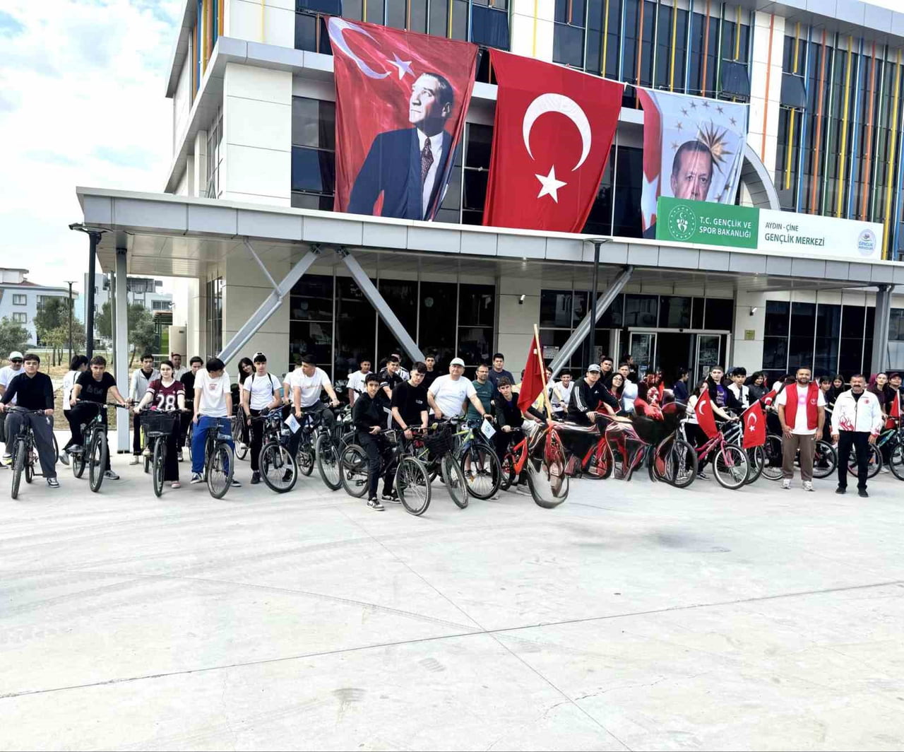 AYDIN'IN ÇİNE İLÇESİNDE DÜZENLENEN BİSİKLET TURUNDA PEDAL ÇEVİREN GENÇLER, SAĞLIKLI YAŞAMA DİKKAT...