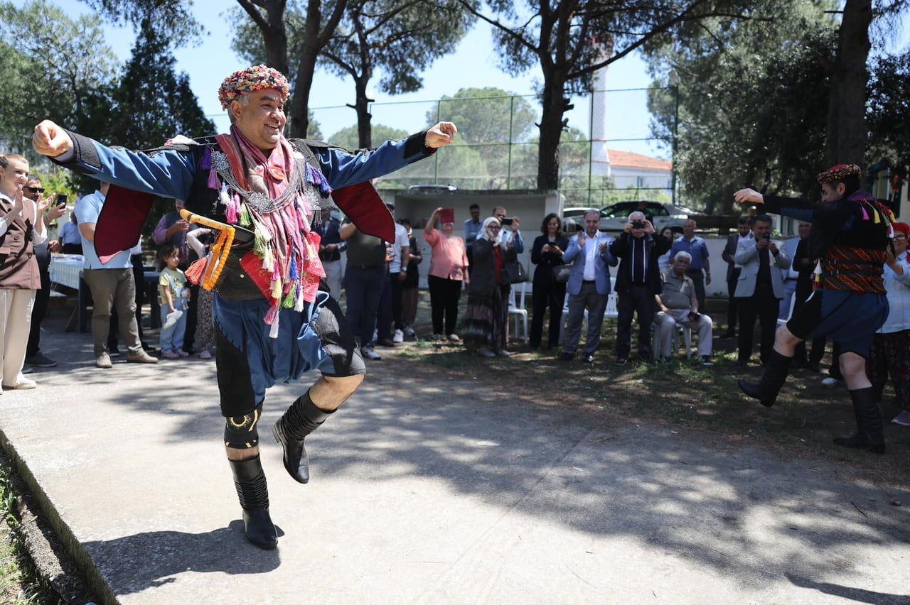 AYDIN'IN EFELER İLÇESİNDE DÜZENLENEN 'YÖRÜK' ETKİNLİĞİNE EFE KIYAFETİYLE KATILAN ADÜ REKTÖRÜ PROF....