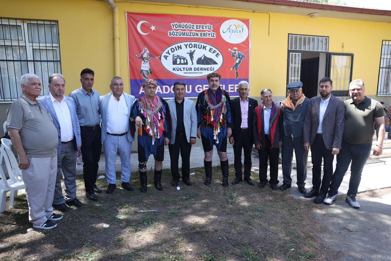 AYDIN'IN EFELER İLÇESİNDE DÜZENLENEN 'YÖRÜK' ETKİNLİĞİNE EFE KIYAFETİYLE KATILAN ADÜ REKTÖRÜ PROF....
