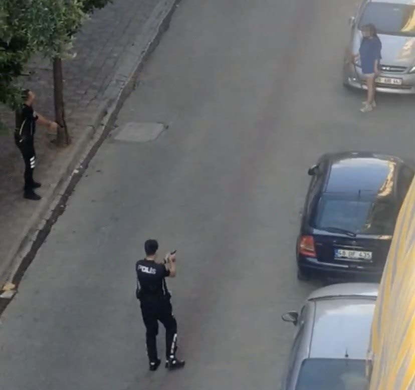 AYDIN'IN EFELER İLÇESİNDE ELİNDEKİ KILIÇLA SOKAK ORTASINDA GEZEREK KENDİNE ZARAR VERİP...