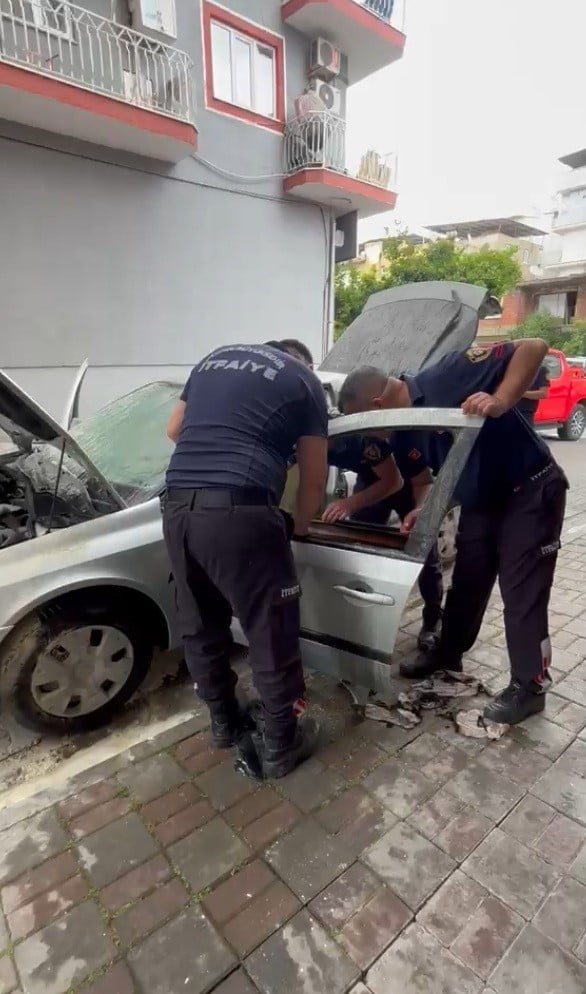 AYDIN'IN EFELER İLÇESİNDE PARK HALİNDEKİ OTOMOBİLDE ÇIKAN YANGIN PANİĞE NEDEN OLURKEN, ARAÇTA...